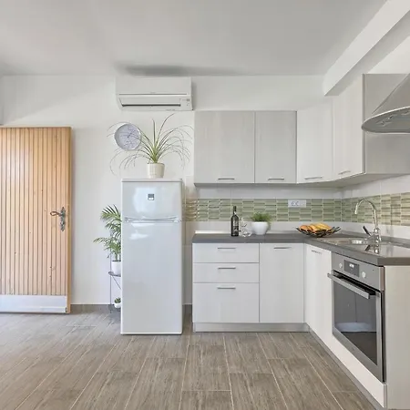 Apartment Gilly 2 *