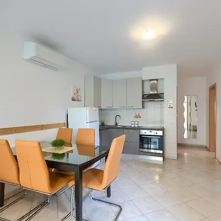 Apartment Gilly 2 *