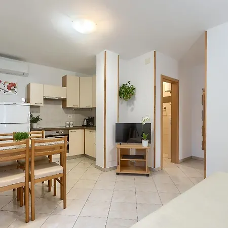 Gilly 2 Apartment *